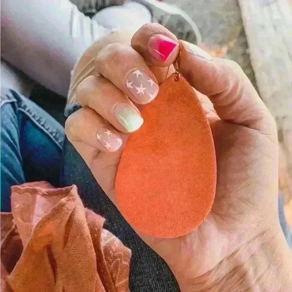 Nickel and suede pink tear drop earrings - Picture 2 of 5